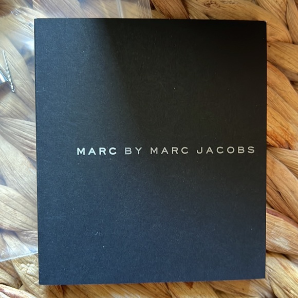 Marc by Marc Jacobs Women's MBM3217 Analog Display Analog Quartz Silver Watch - Picture 9 of 13